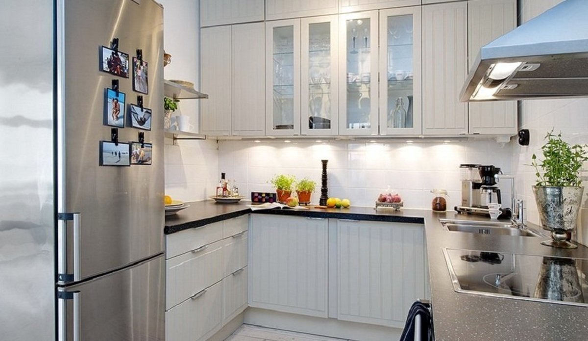 Серый холодильник в интерьере маленькой кухни