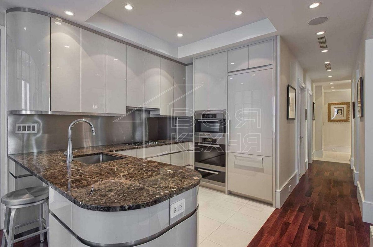 Интерьер кухни с большим холодильником