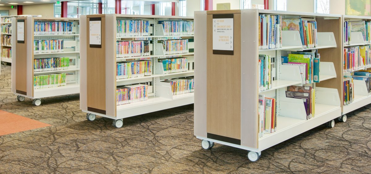 Книжные полки в библиотеке
