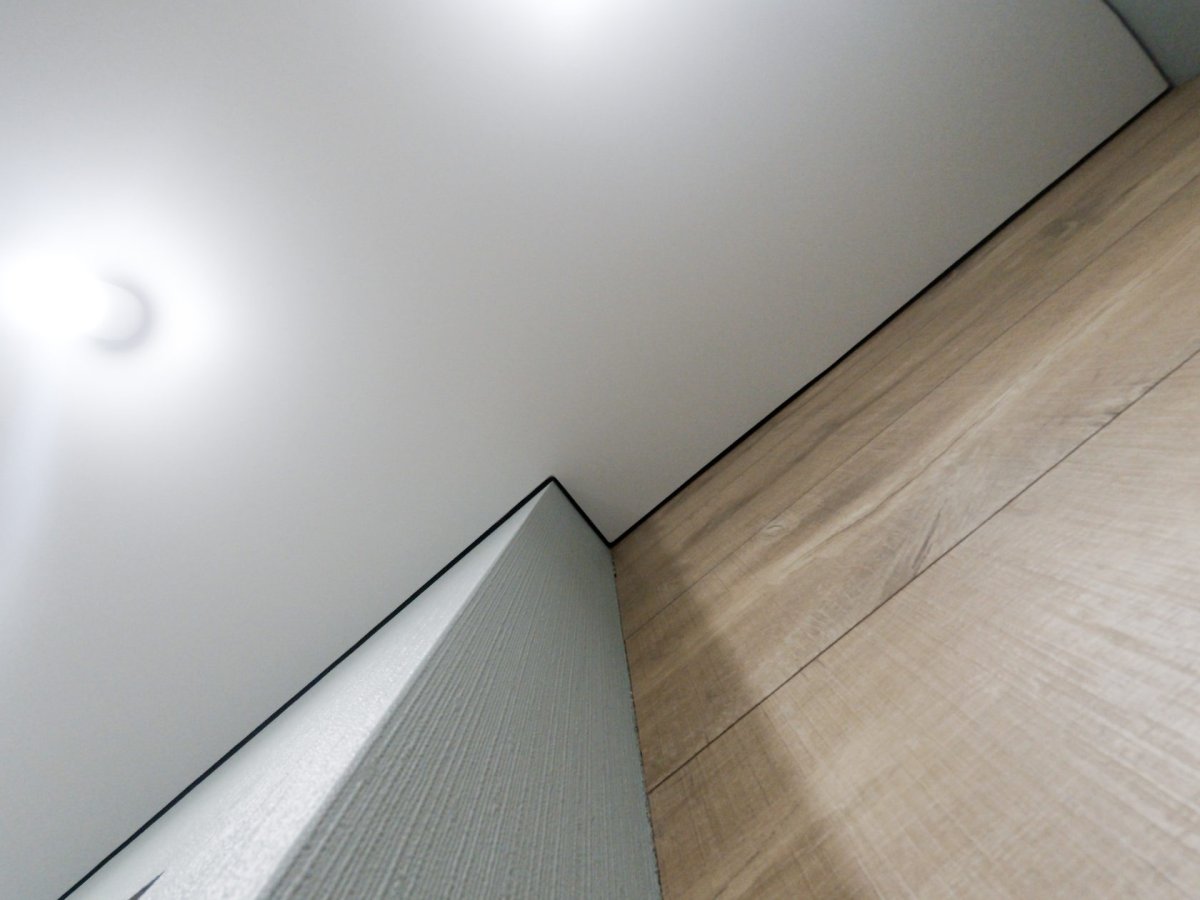 Теневой профиль для натяжных потолков фото в интерьере