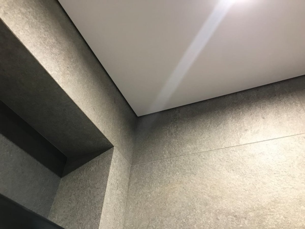 Потолок с теневым профилем в интерьере