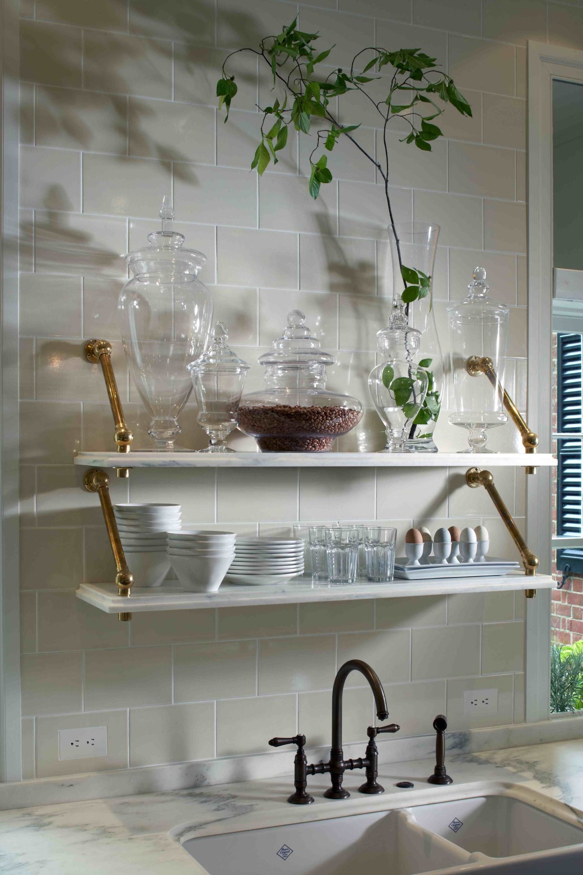 Полки над раковиной на кухне