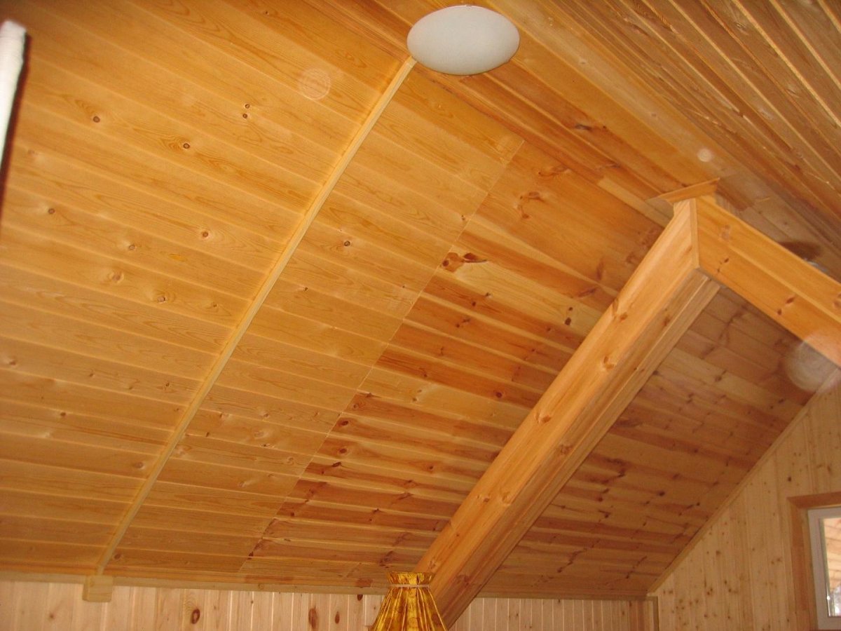 Стык вагонки на потолке