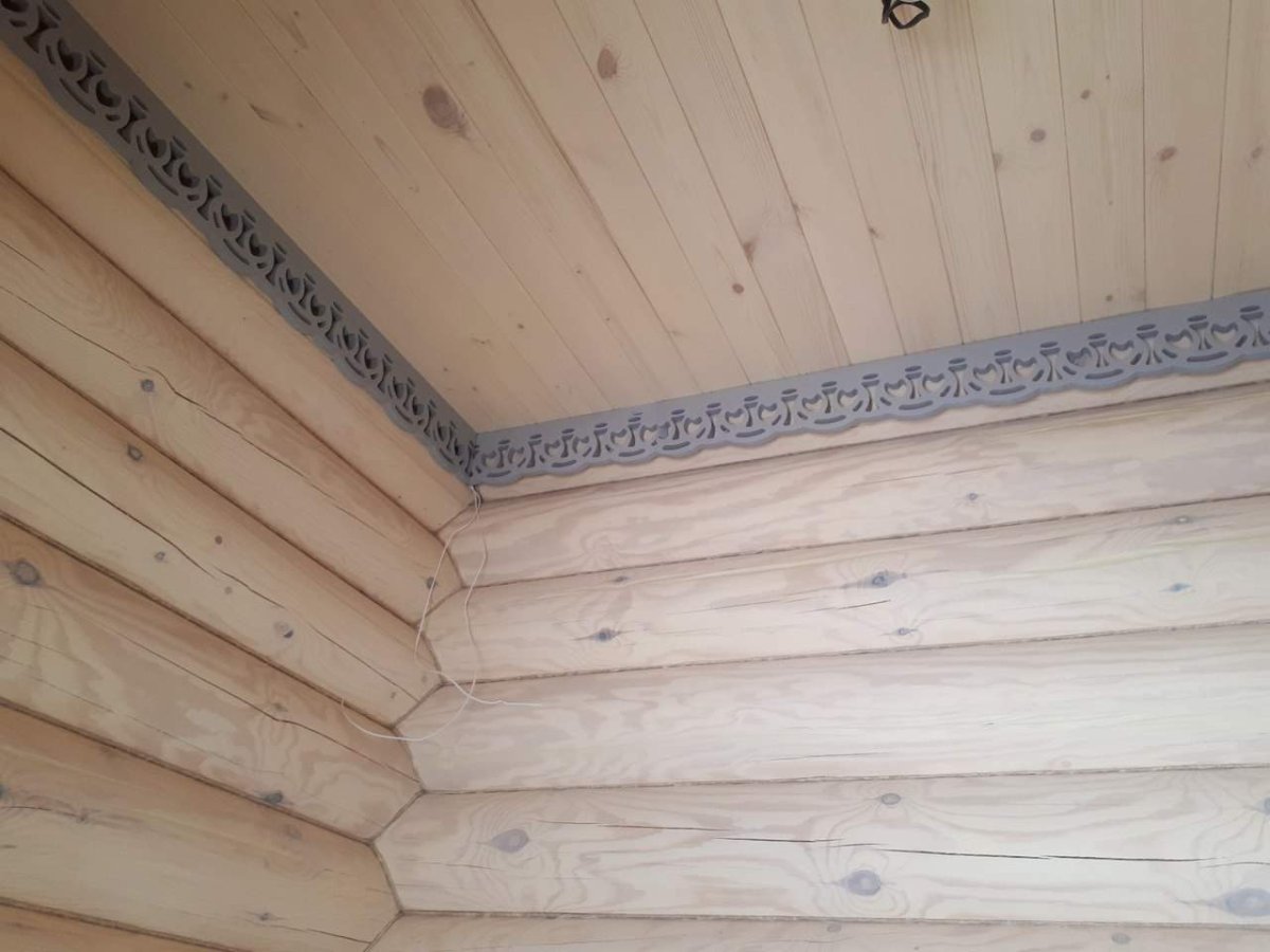 Потолок из имитации бруса в срубе