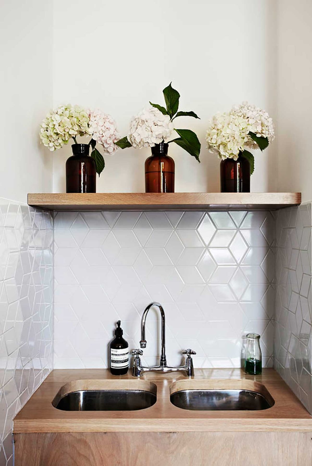 Полка над раковиной в ванной