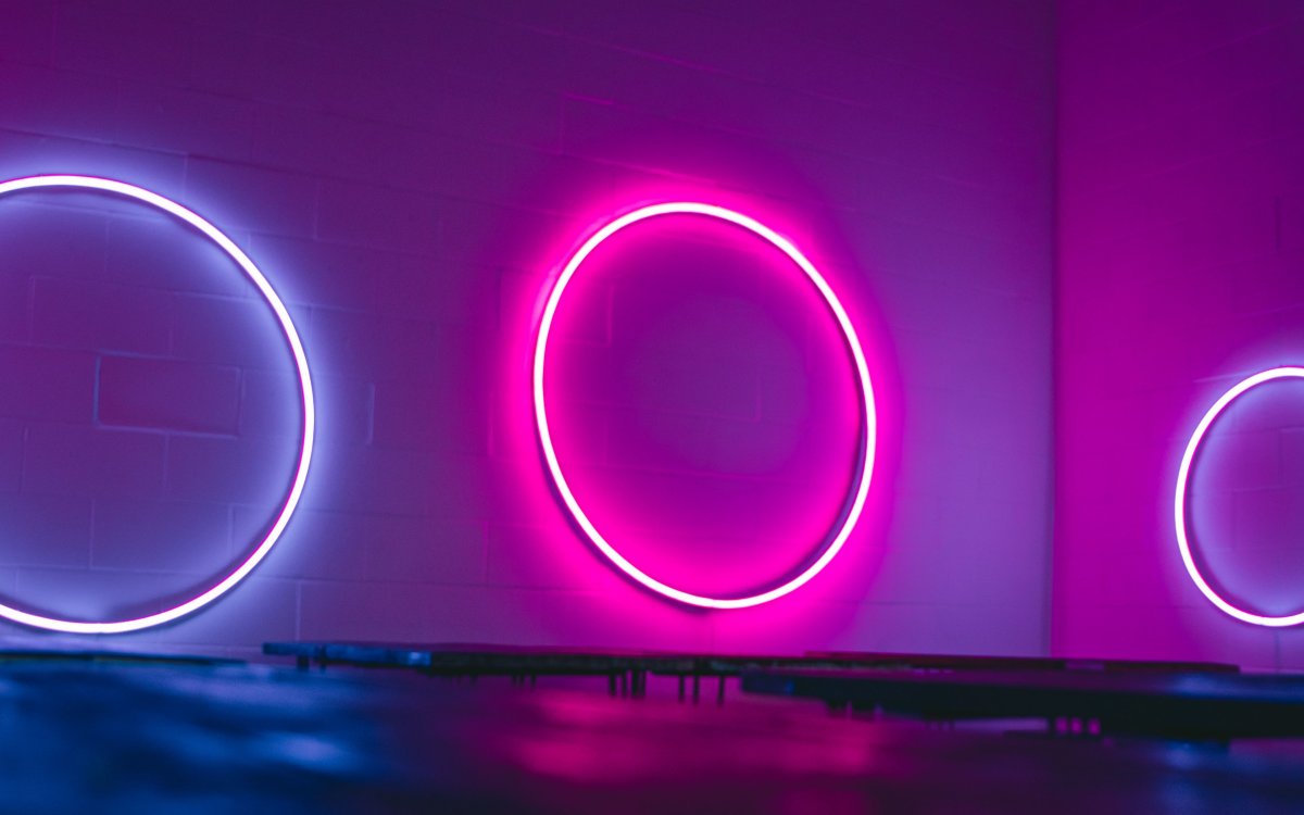 Неоновая вывеска на стене