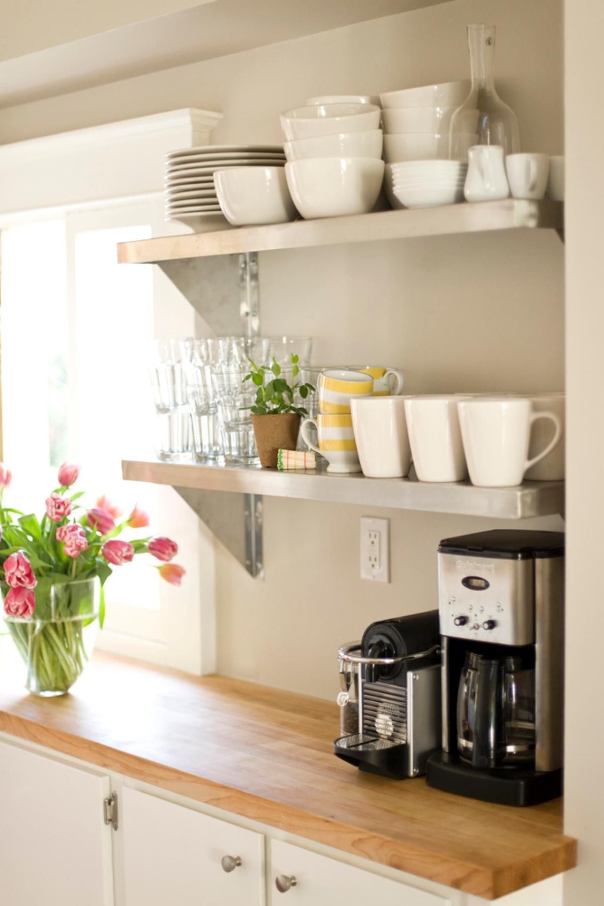 Полочка над раковиной на кухне