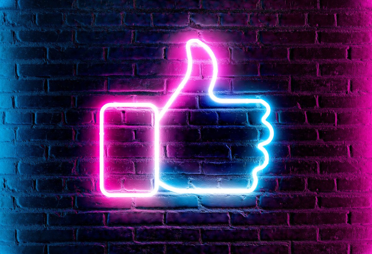 Неоновая стена