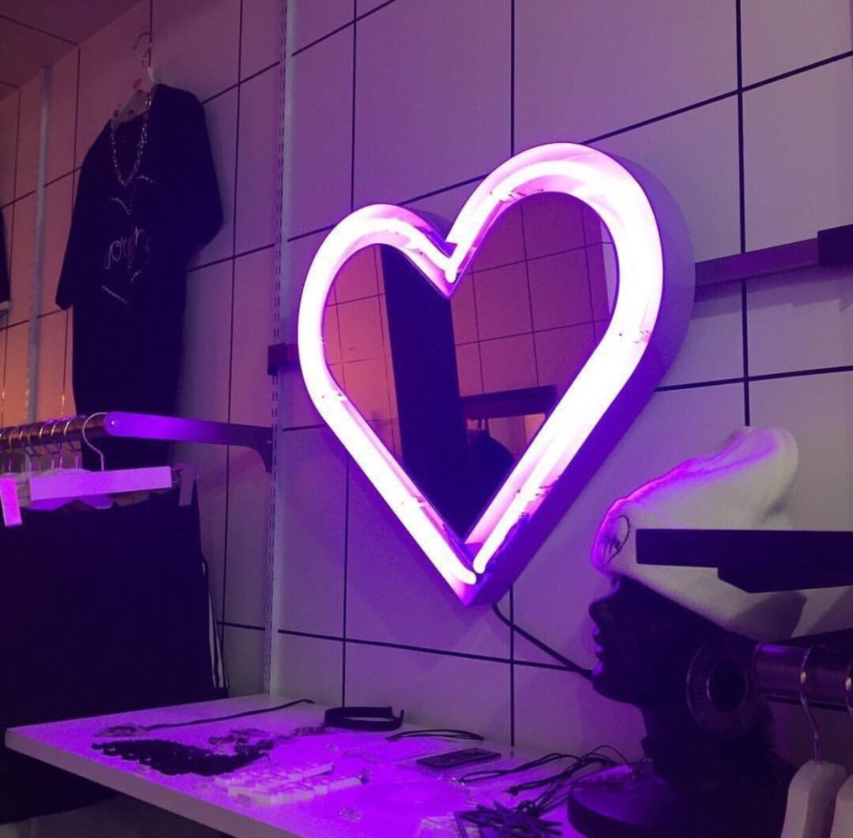 Инсталляция из неона