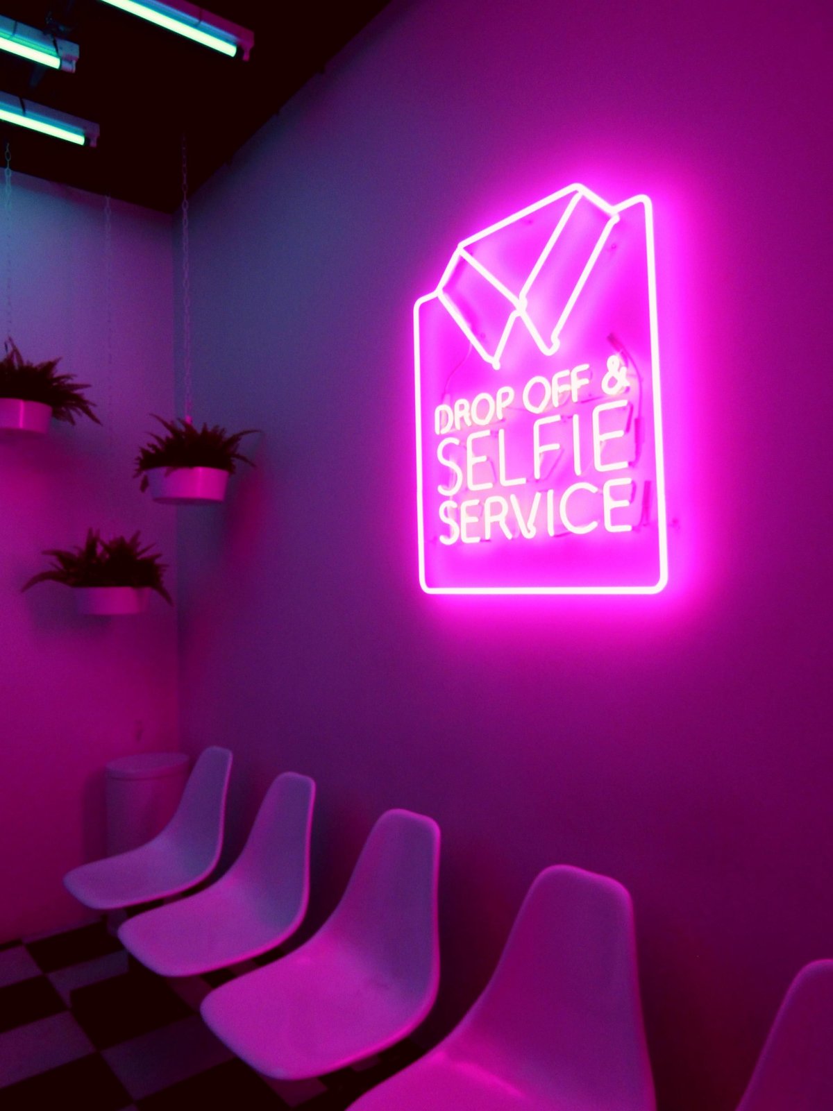 Неоновая стена