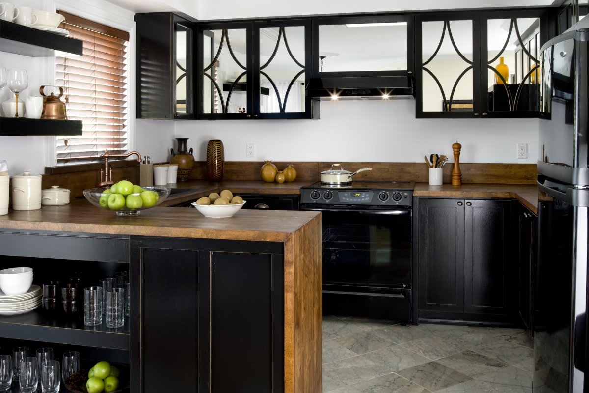 Столешница темное дерево на белой кухне