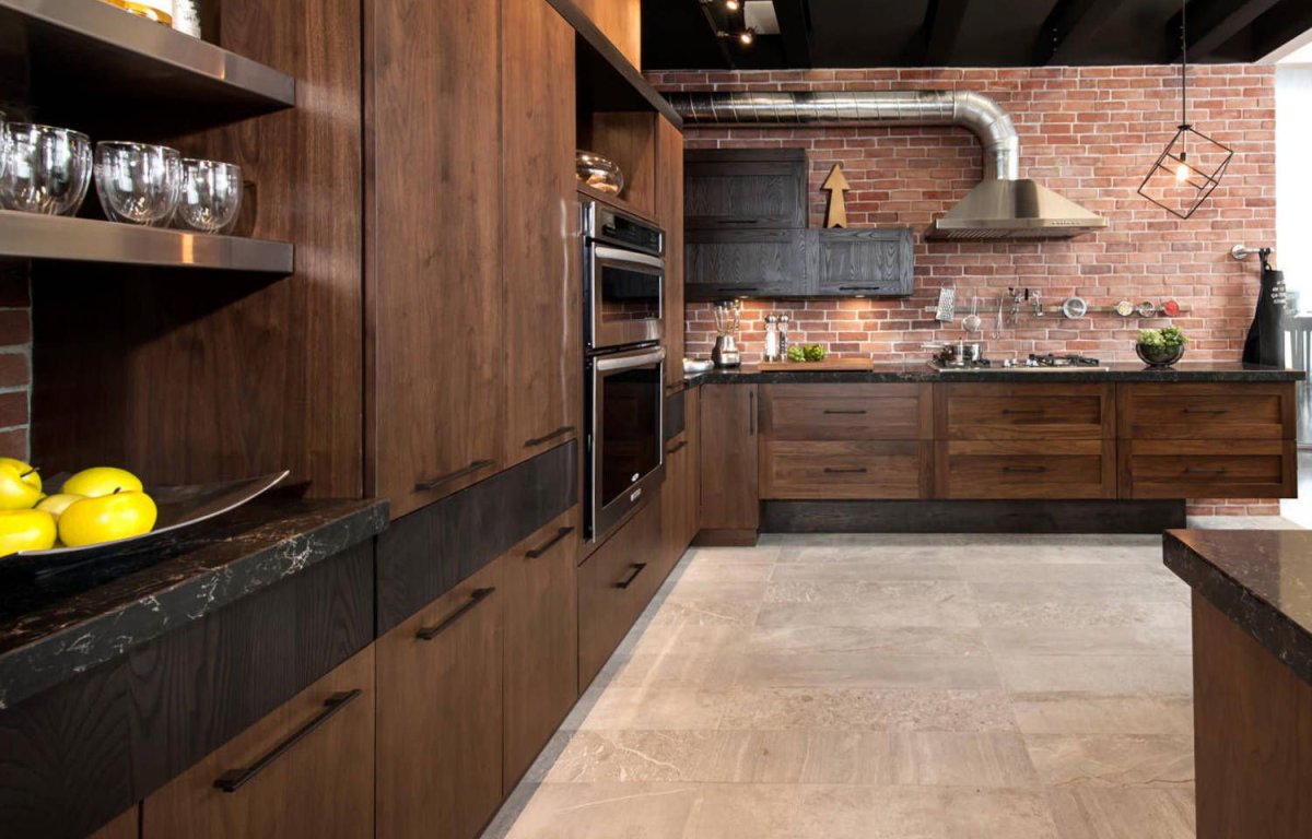 Черная кухня с деревянной столешницей