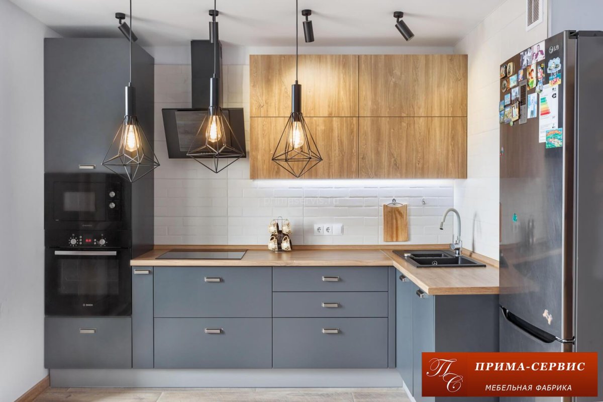 Кухня столешница черная с коричневым деревом