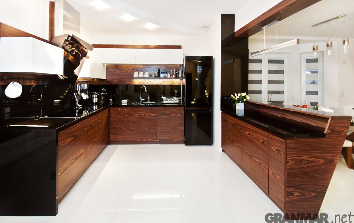 Древесная столешница на кухне