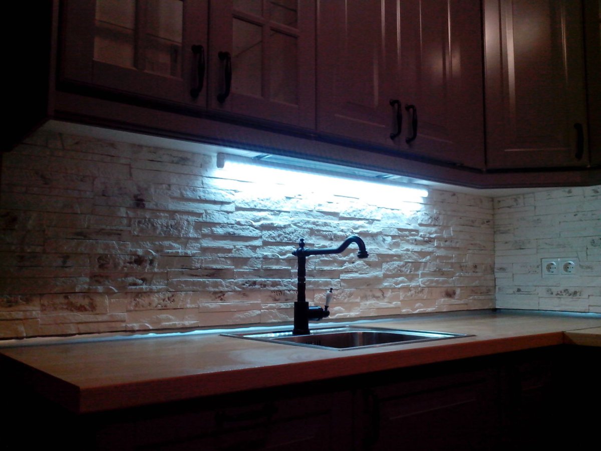 Светильники у окна на кухне