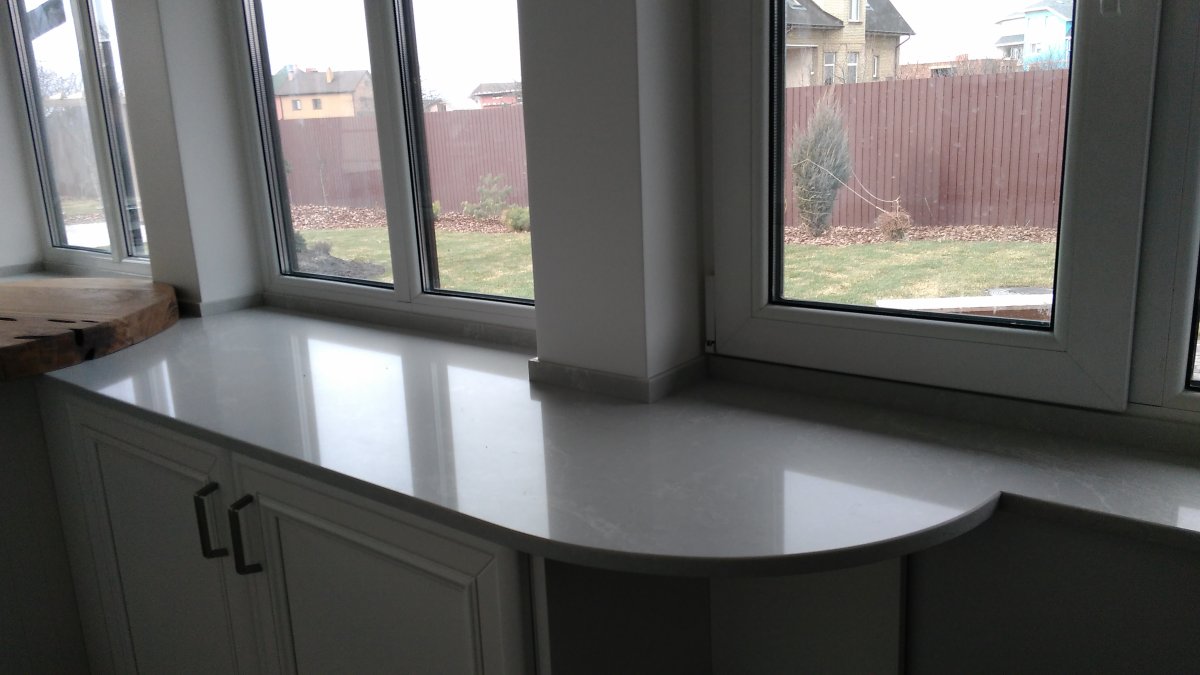 Подоконник на балконе