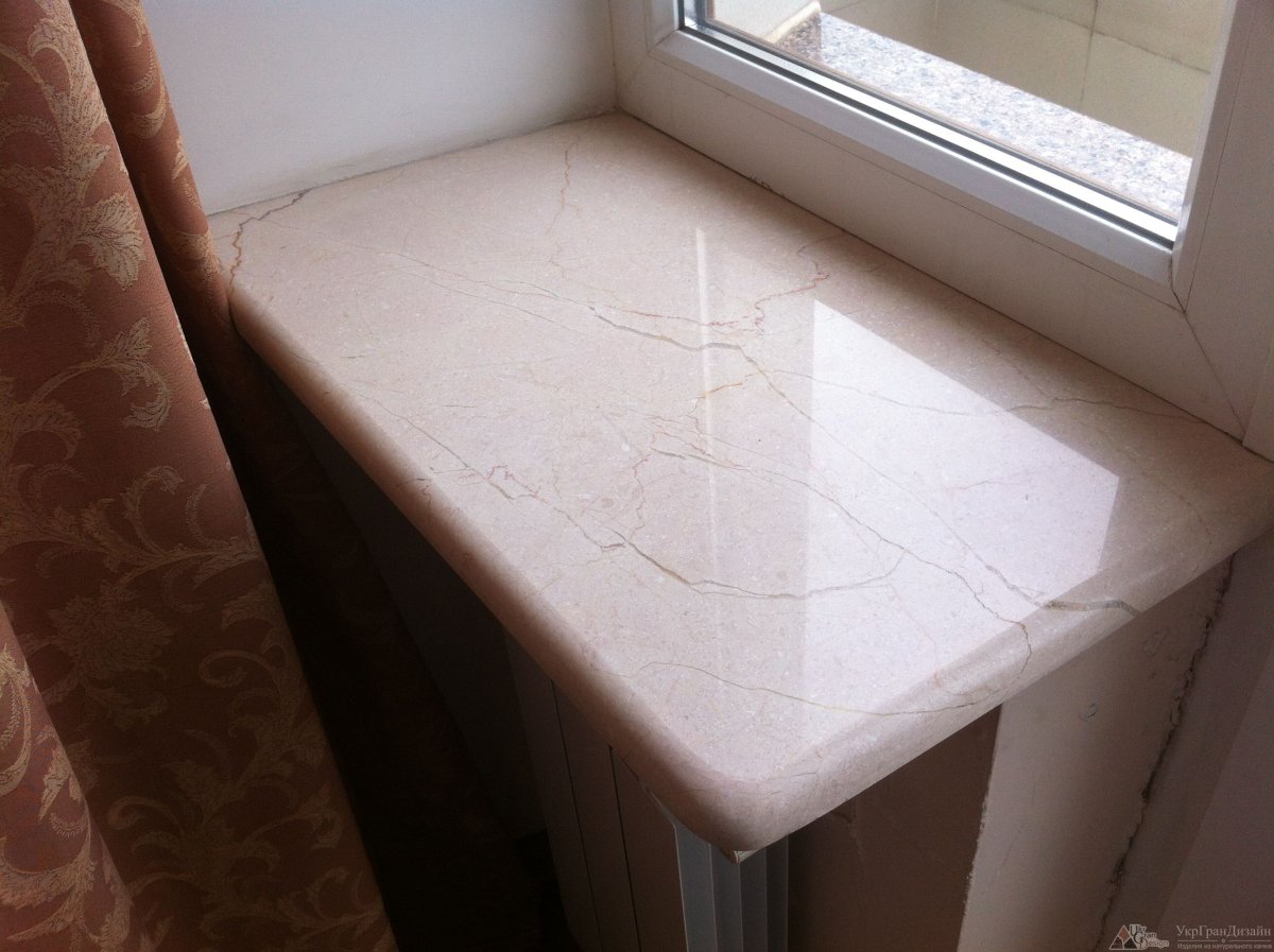 Окна деревянные с каменными подоконником