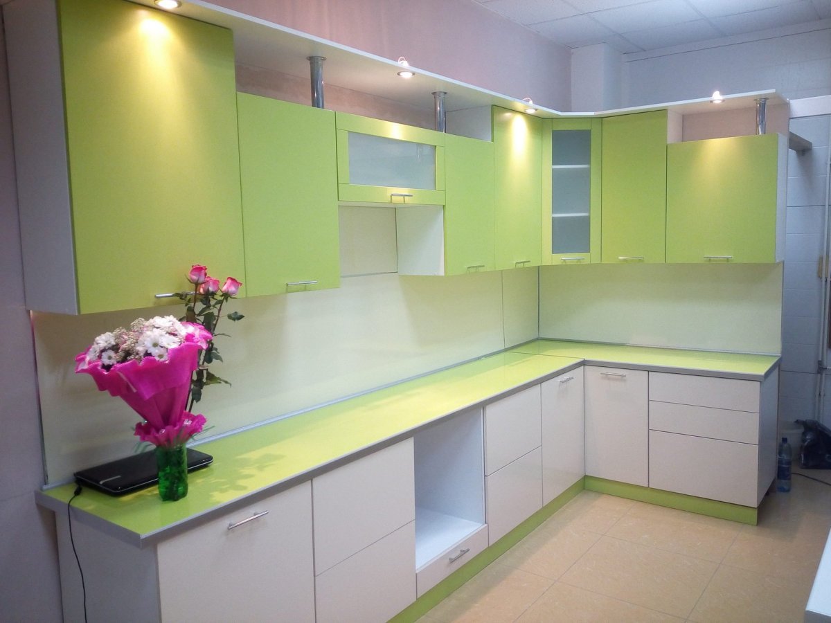 Кухня салатовая с черным