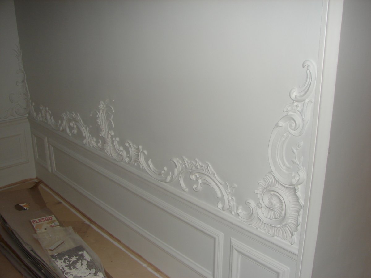 Гипсовые рамки на стенах