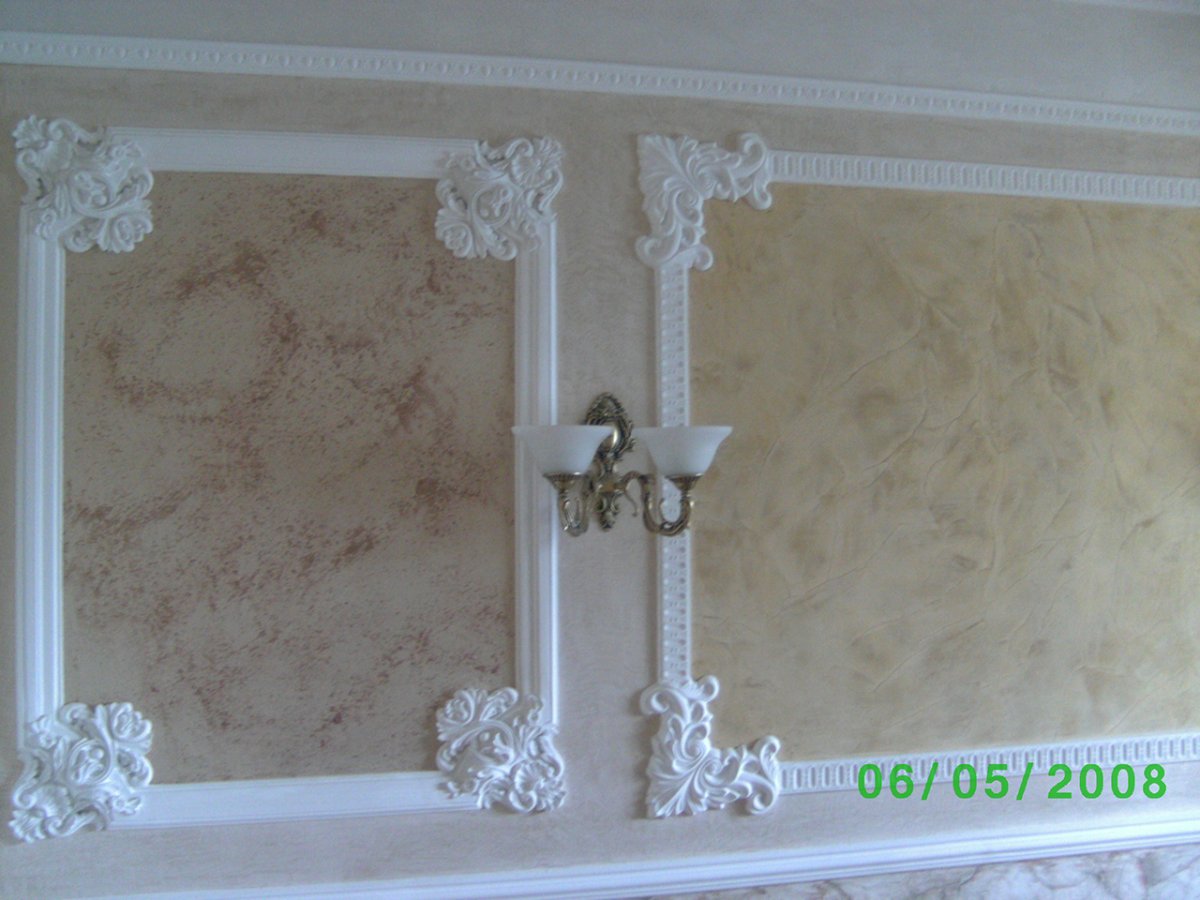 Рамки на стене из лепнины