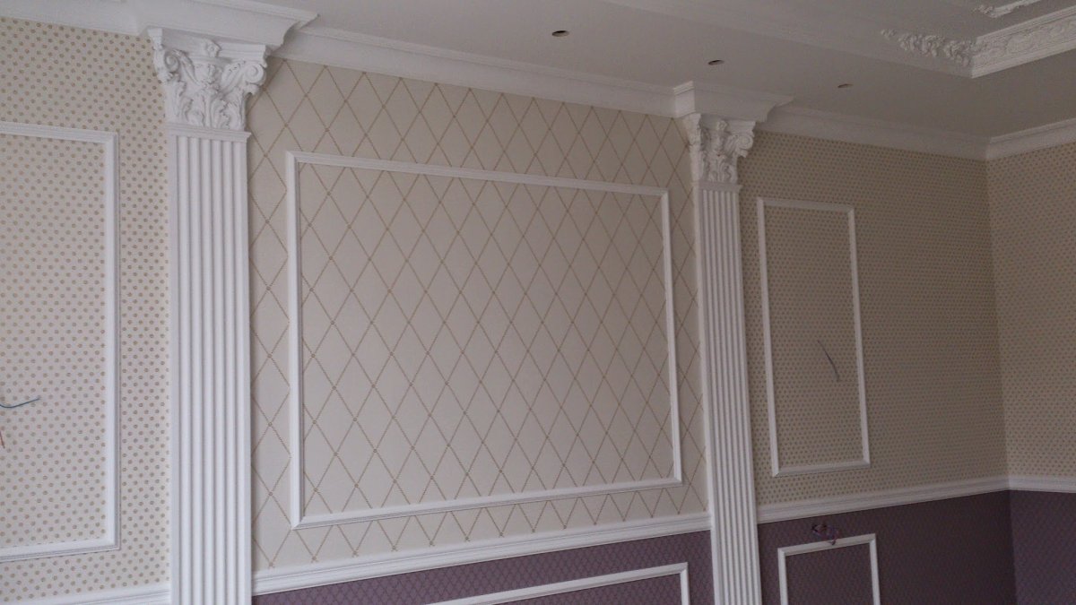 Рамка на стене из плинтуса