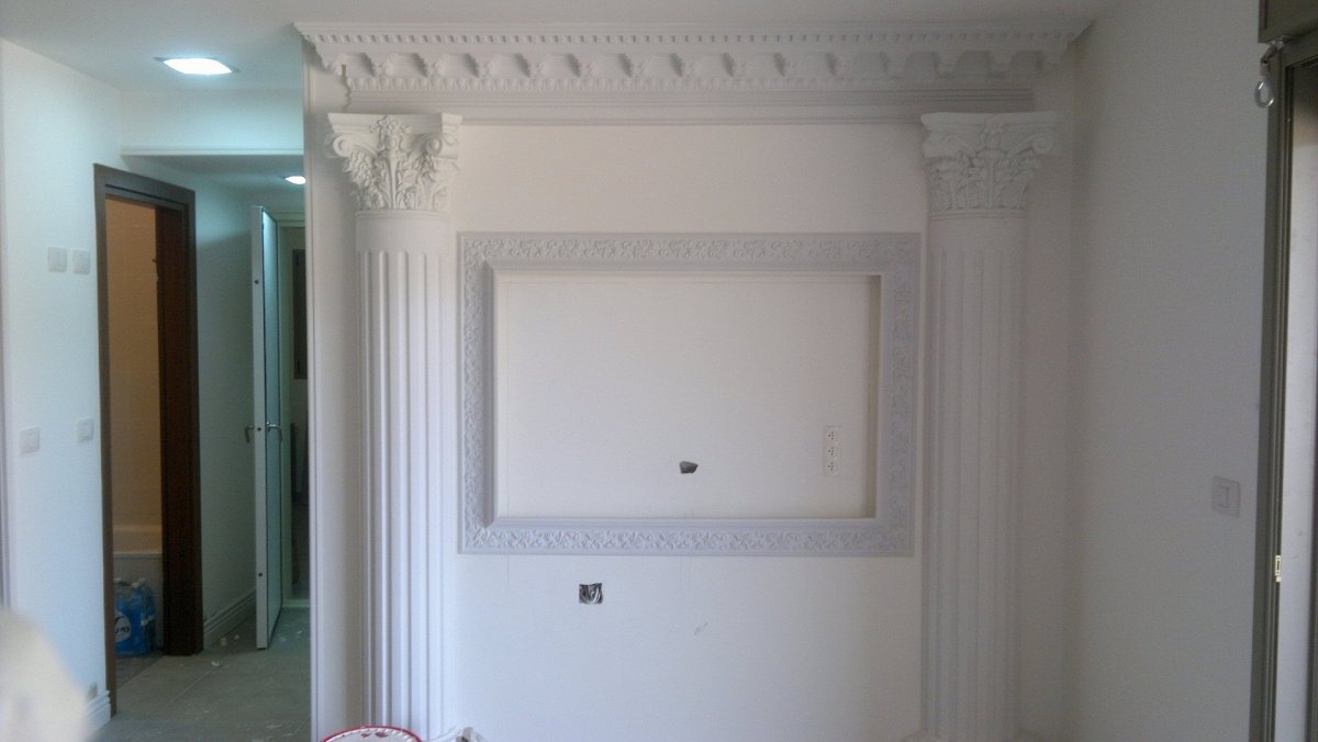 Рамка под телевизор из лепнины