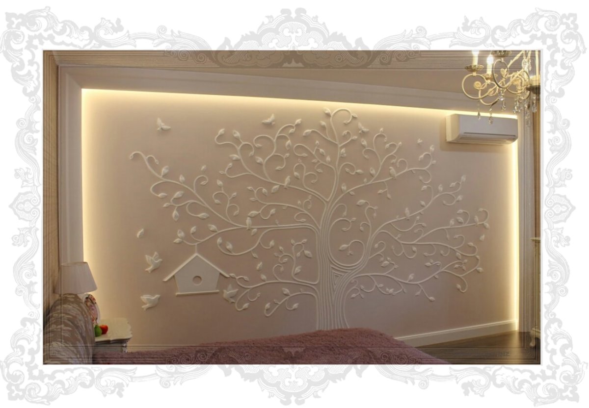 Лепнина с подсветкой на стене