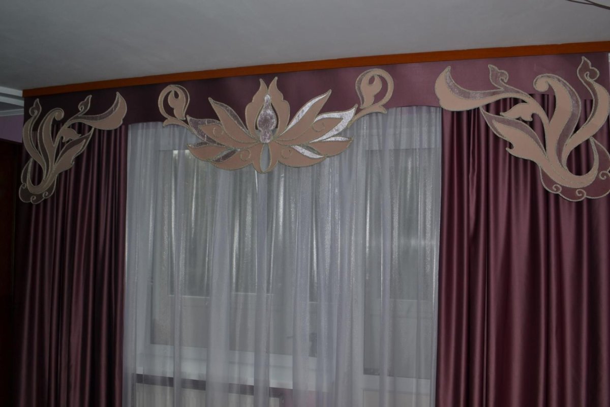 Шторы мята с ажурным ламбрекеном в кухню