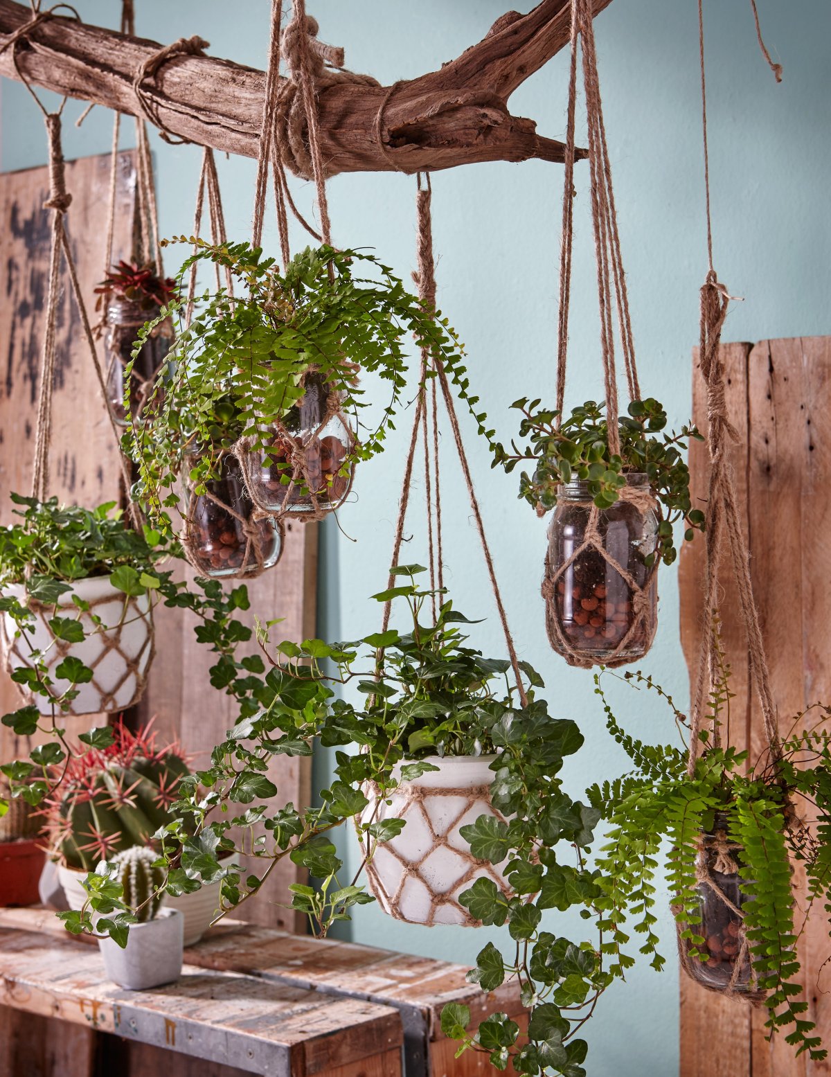 Декор стен искусственными цветами