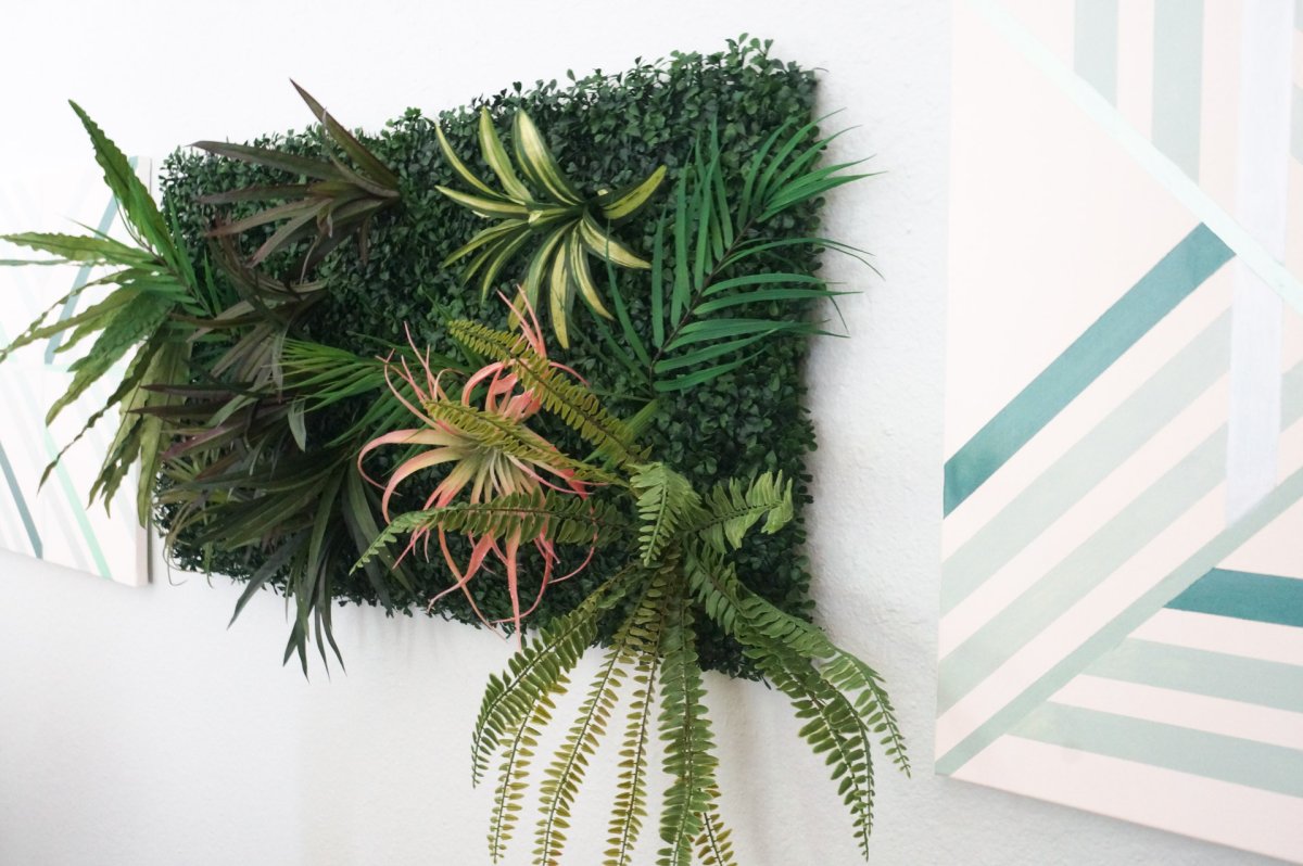 Мох ягель стабилизированный на стене