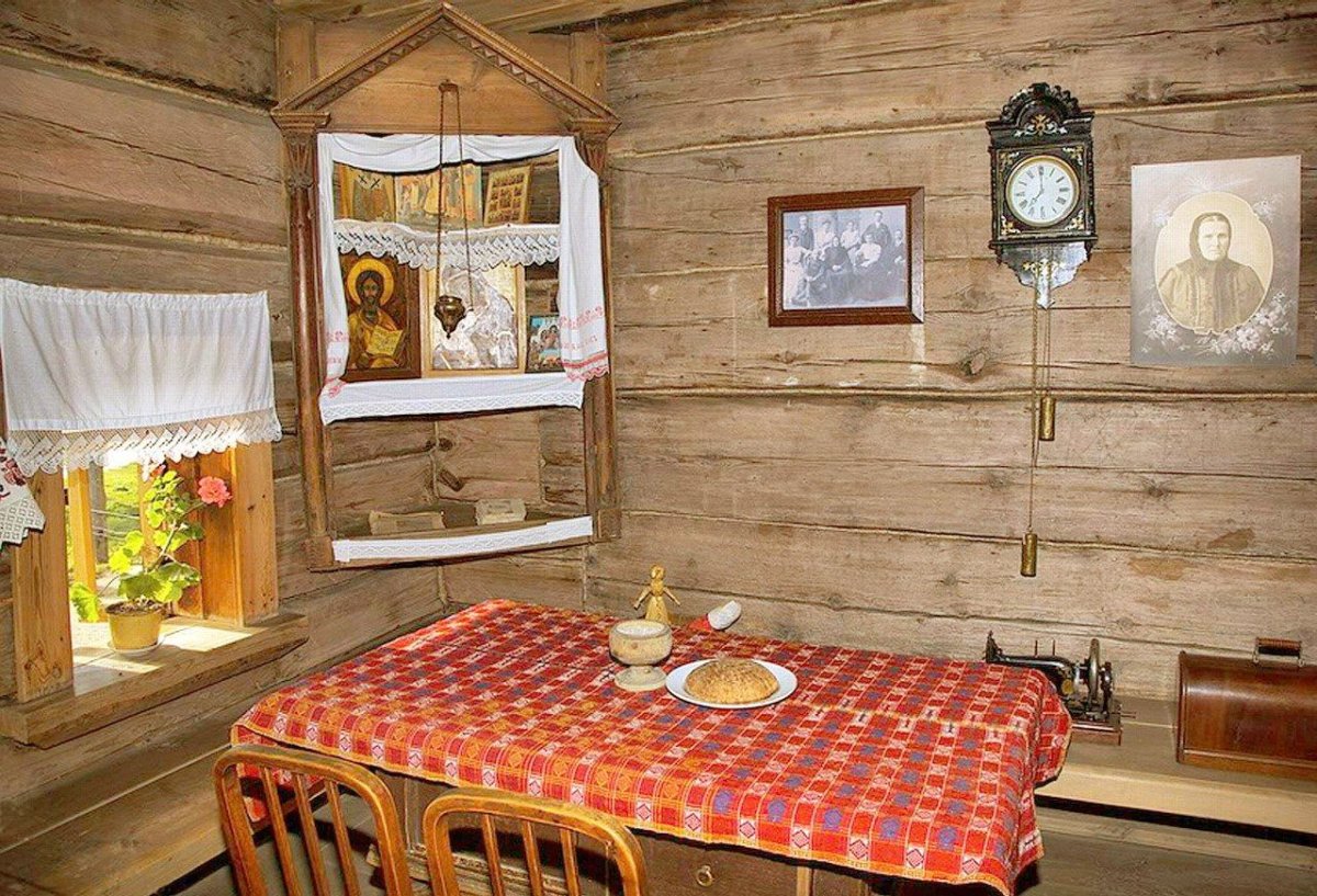 Русская изба в деревне внутри