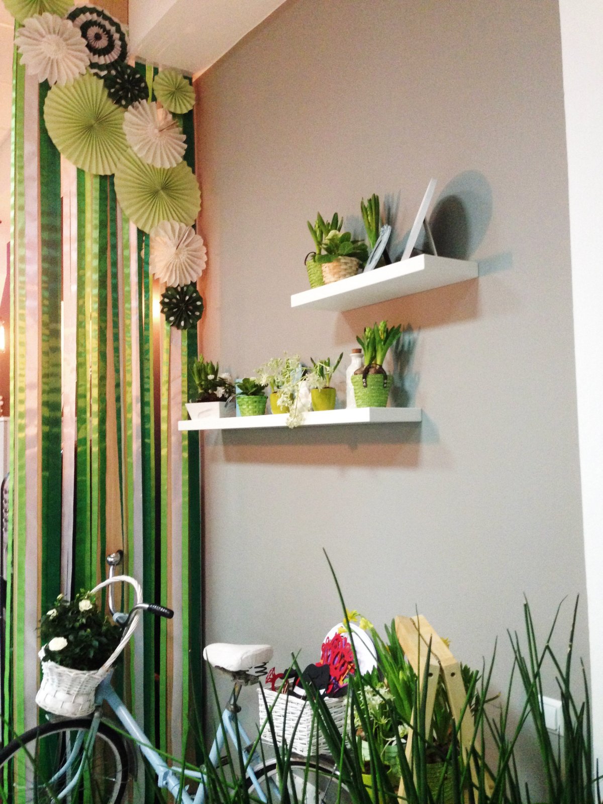 Весеннее украшение класса