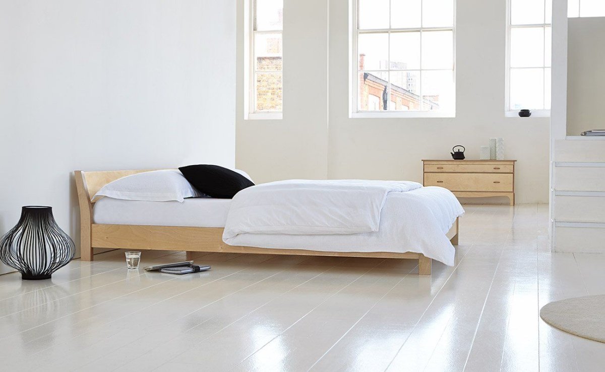 Низкая кровать из дерева