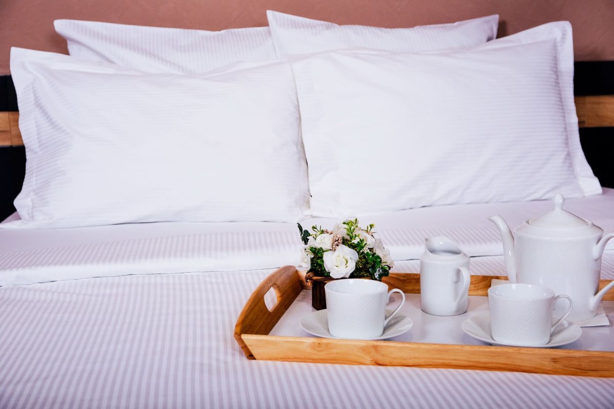 Кровать не застелена