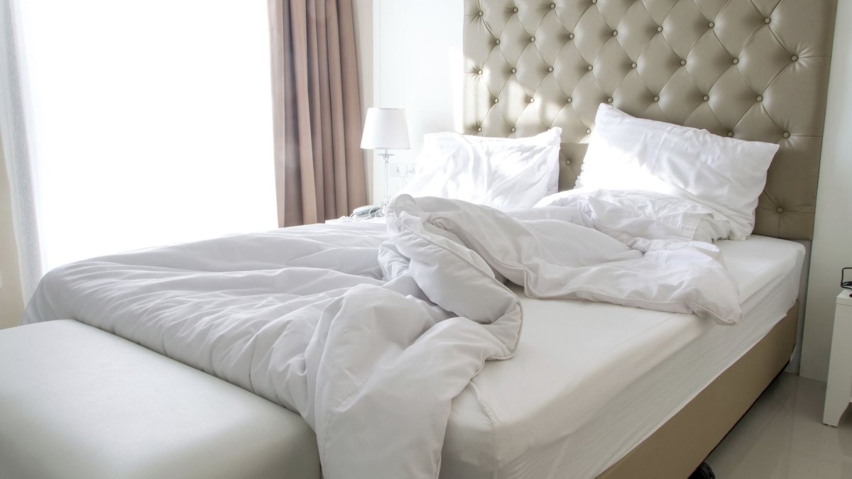 Заправленная кровать