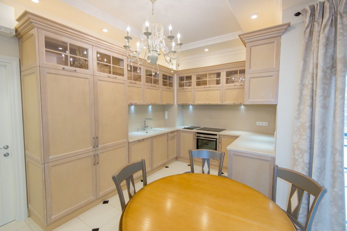 Кухонный гарнитур с открытыми полками сверху