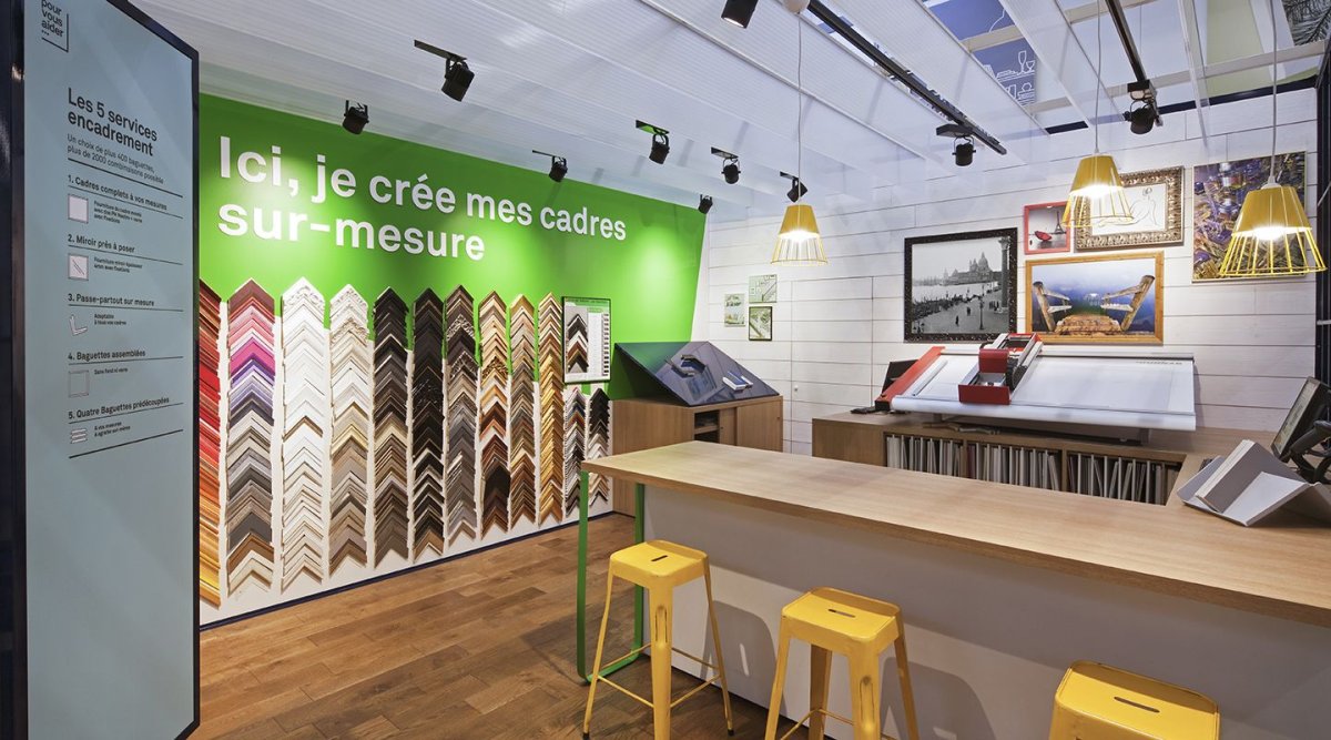 Светло зеленая спальня