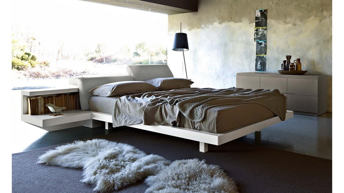 Кровать с тумбочками в изголовье