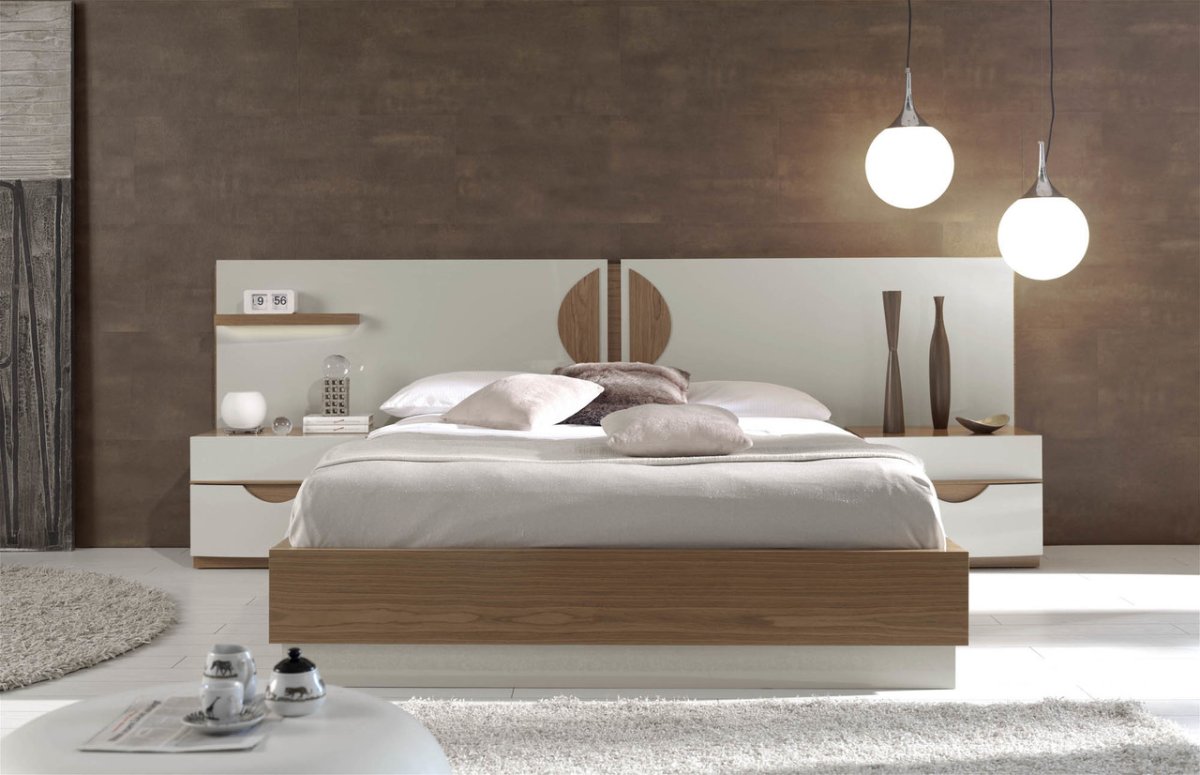 Белая кровать с тумбочками в спальне