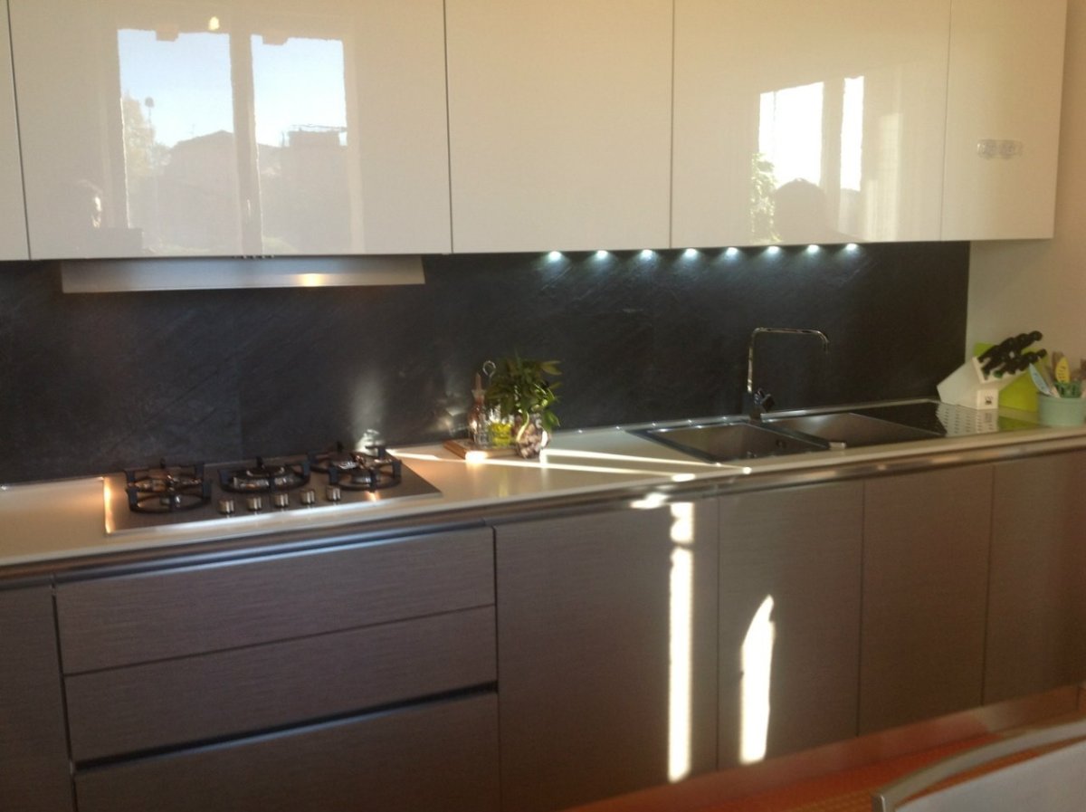 Кухня с черной столешницей и фартуком