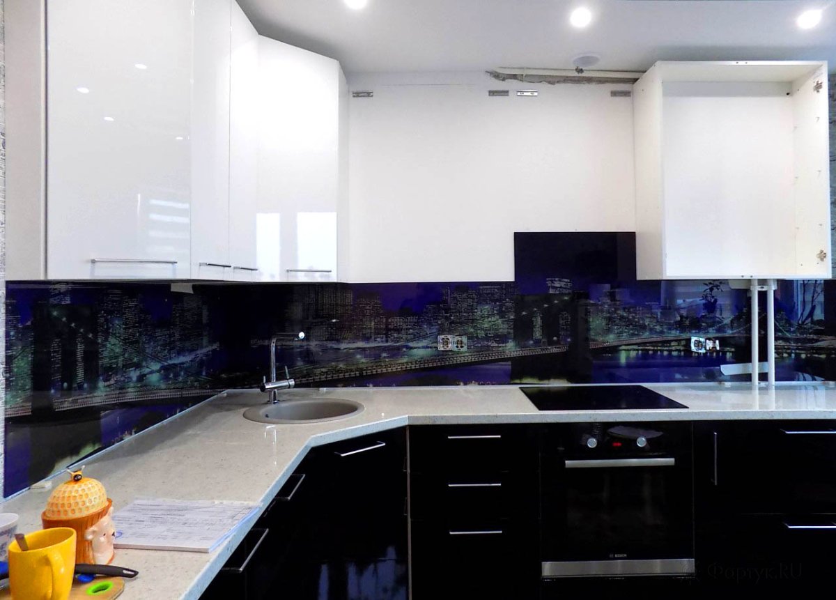 Кухня Неоклассика белая керамогранит фартук