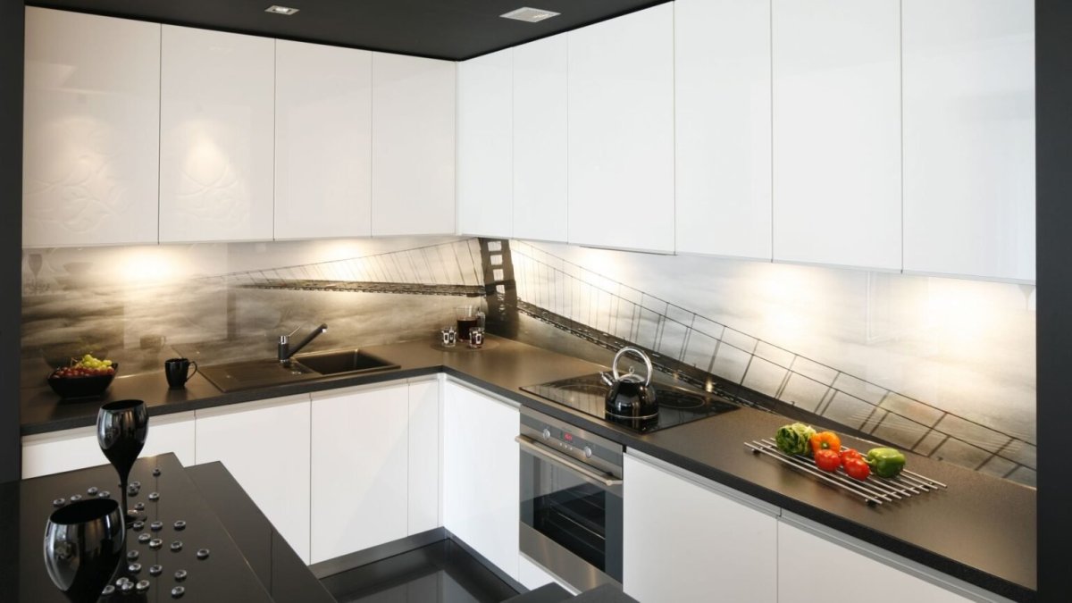 Белая кухня с черной столешницей