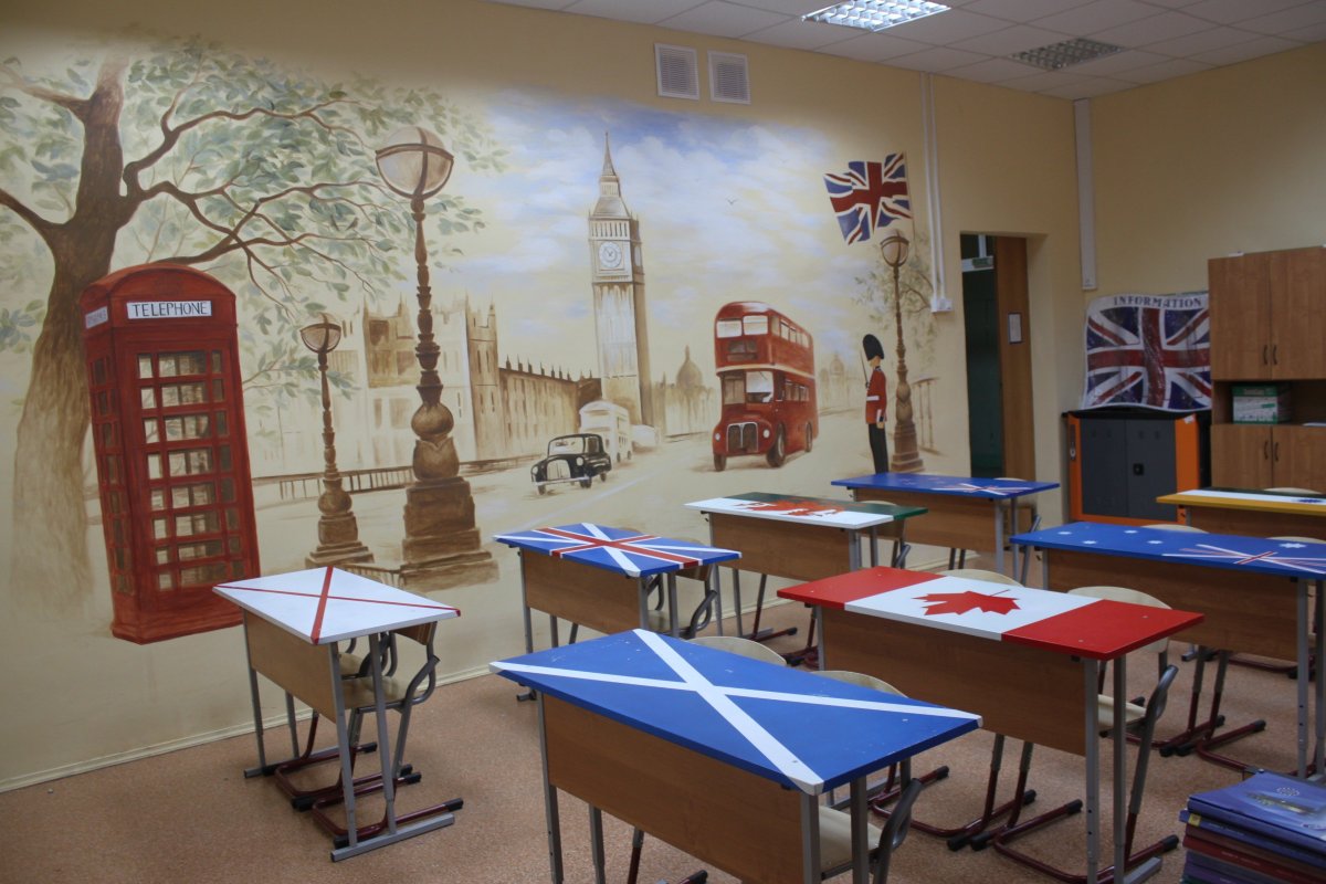 Роспись стен в школе