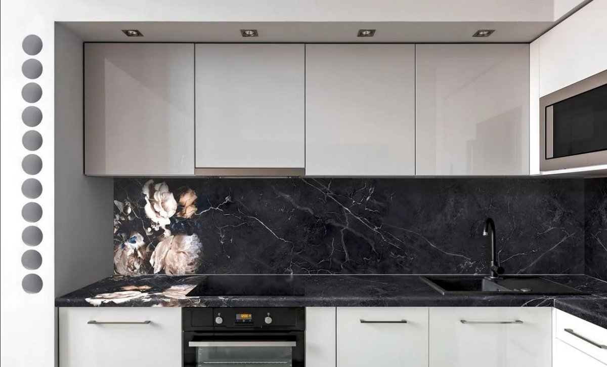 Кухня с черным низом