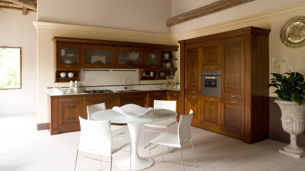 Деревянный стол в интерьере кухни