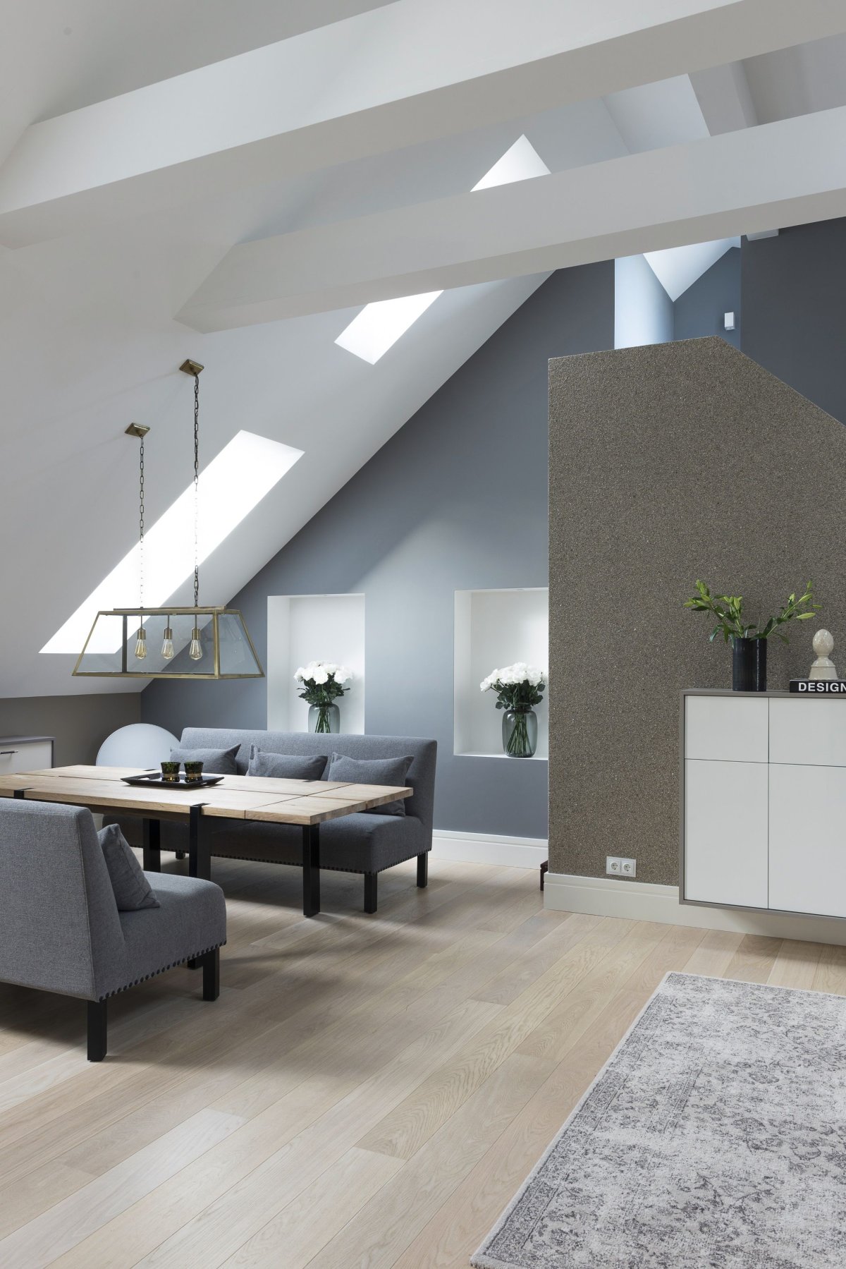 Покраска потолка мансарды