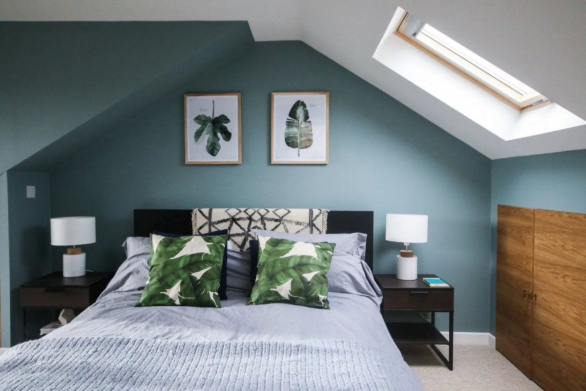 Спальня на мансарде в зеленых тонах