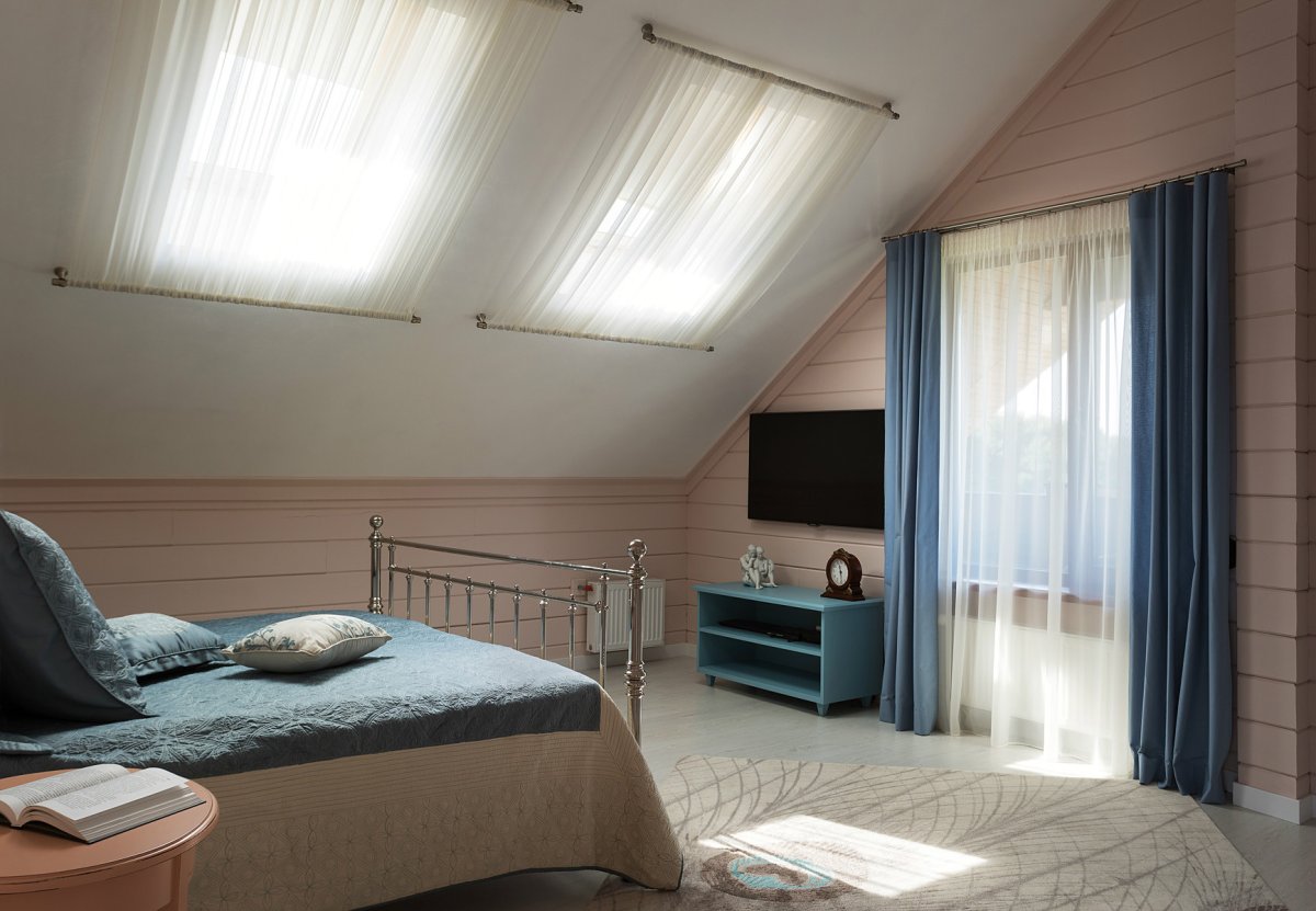 Идеи покраски стен мансарды