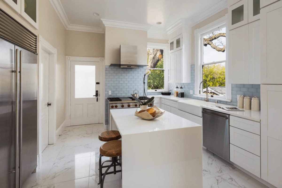 Белый мраморный пол в интерьере кухни