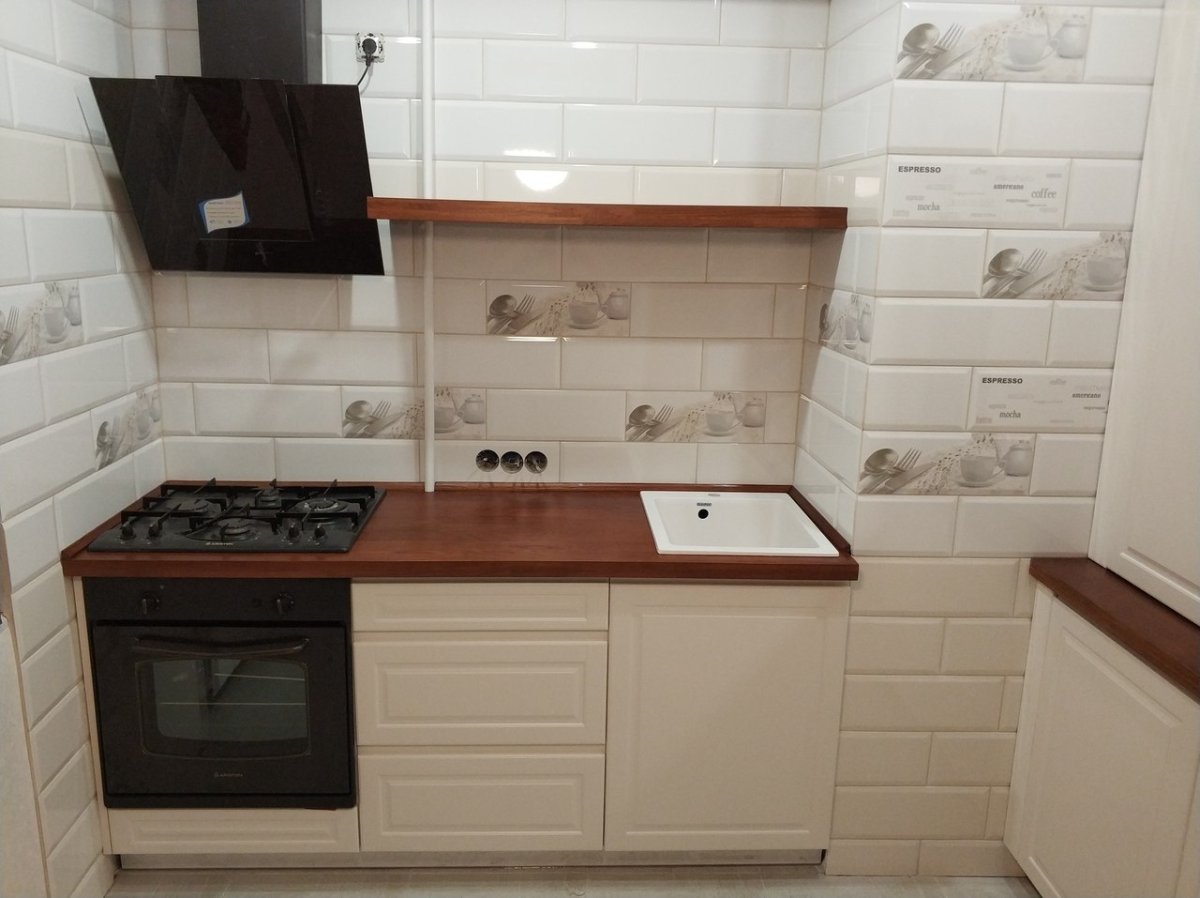 Кухня без навесных шкафов угловая с пеналом